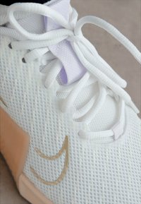 Nike Performance METCON 9 - Pantofi training - white/metallic gold/sanddrift/iron grey/light brown