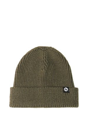 Olijfgroene geribbelde gebreide muts met opgevouwen boord en een klein zwart label met een wit rond logo.