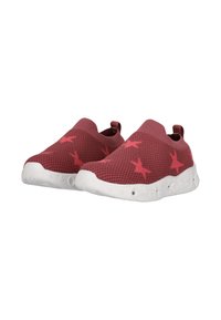 Røde strikkede slip-on sko med hvid gummisål, der har lyserøde stjernemønstre på overdelen. Ingen snørebånd; minimalistisk design for nem brug.