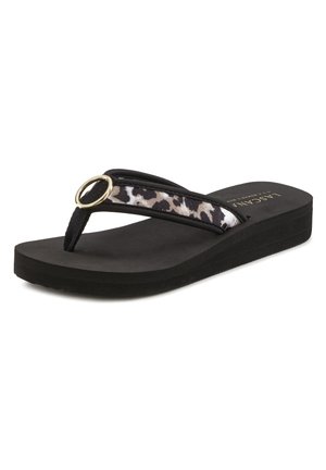 Zwarte flip-flop sandaal met een getextureerde band met een luipaardprintaccent en een ronde gouden ring, geplaatst op een gevoerde zwarte zool.