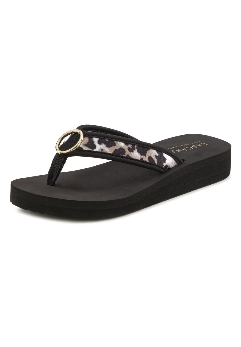 Zwarte flip-flop sandaal met een getextureerde band met een luipaardprintaccent en een ronde gouden ring, geplaatst op een gevoerde zwarte zool.