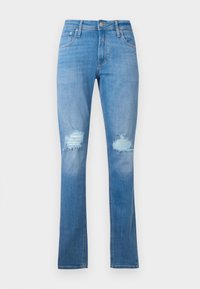 Jeans de mezclilla azul claro con corte recto, con una rodilla desgastada y bordes deshilachados, y un diseño clásico de cinco bolsillos.