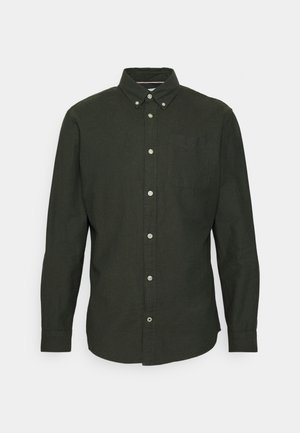 Donkergroene lange mouwen shirt van textuurstof, met een button-down kraag, een voorzak en knoopsluiting aan de voorkant.
