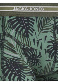 Groene boxershorts met een bladpatroon in donkergroen en zwart. Voorzien van een gestreepte tailleband met het "JACK&JONES"-logo. Zachte katoenen textuur.