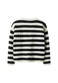 Černobílý pruhovaný svetr s kulatým výstřihem a dlouhými rukávy, s jemnou pletenou texturou a horizontálními vzory.