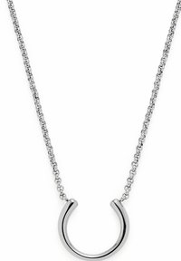 Collana in argento con pendente a forma di U con finitura lucida. La catena presenta maglie interconnesse e una texture liscia.