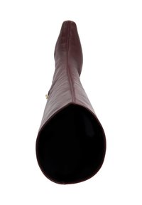 Bordeaux leren kniehoge laarzen met een scherp toelopende neus en een gladde afwerking; het interieur is zwart met een ronde opening. Gouden hardware accent aan de zijkant.