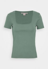 Ribbad t-shirt med kort ärm i dämpat grönt. Har en fyrkantig halsringning och åtsittande design, tillverkad av mjukt, elastiskt tyg. Klara, enkla kanter.