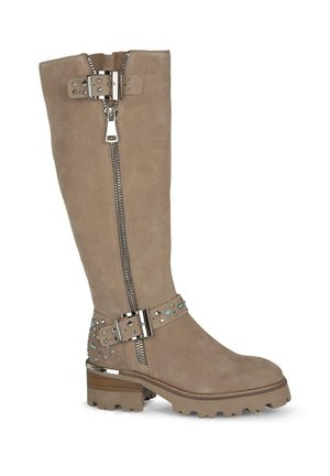Botte en daim hauteur genou beige, avec une fermeture éclair sur le côté, une ceinture décorative avec des clous et un talon épais et texturé. Accents matériels distinctifs.