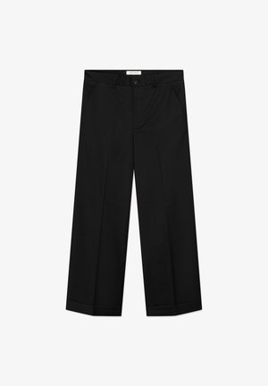 Mustad laia säärega püksid, valmistatud siledast materjalist, ees taskute, nööpkinnituse ja iga säärde voldiga.