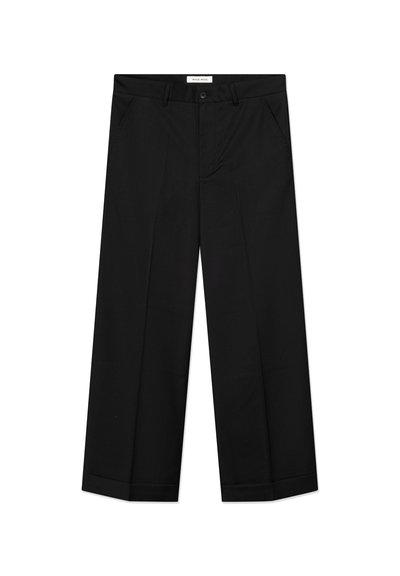 Sorte bukser med vide ben lavet af et glat materiale, med forlommer, knaplåsning og en presset rille ned langs hvert ben.