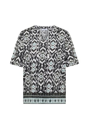 Sort og hvid kortærmet bluse med lyseblå abstrakte geometriske mønstre, V-hals med kvast-ties og dekorativ kant forneden.