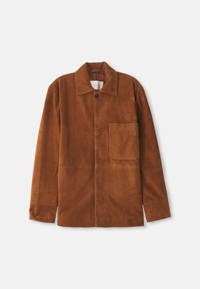 Bruin suede lange mouw jack met kraag, enkele knoopsluiting, borstzak aan de voorkant en rechte zoom op een witte achtergrond.