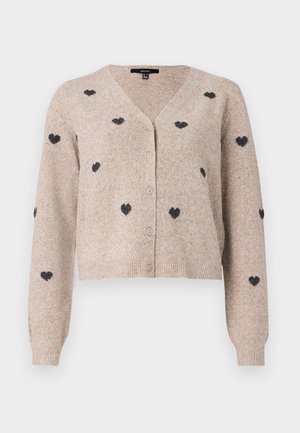 Beige strikket cardigan med V-hals, prydet med sorte hjerte mønstre, lange ærmer og frontknapper. Blød tekstur og cropped design.