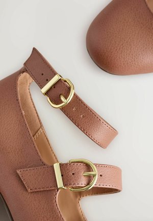 Braune Leder-Mary-Jane-Schuhe mit runder Zehenpartie, Knöchelriemen mit goldenem Buckle und strukturiertem Obermaterial.