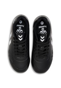 Zwarte sneakers met een gestructureerde synthetische bovenkant, witte chevronstrepen en vetersluiting. Voorzien van een gevoerde kraag en binnenzool voor comfort.
