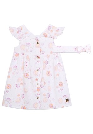Robe blanche avec des manches à volants, présentant un motif de coquillage dans des couleurs pastel, et des boutons dorés sur le devant. Inclut un nœud d'accent.