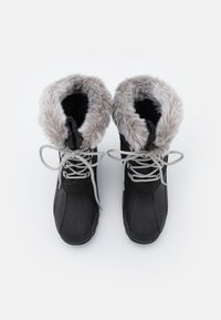 Bottes d'hiver noires avec un col en fausse fourrure gris, des lacets gris et une matière supérieure texturée. Conçues pour offrir chaleur et durabilité.
