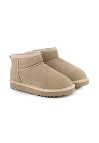 Botas de tobillo de ante color topo con punta redonda, cuello acolchado y suela de goma texturizada que presenta fisuras horizontales para mayor tracción.