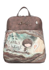 Brauner Fauxleder-Rucksack mit einem verspielten Design, das eine Mädchenillustration, Text und dekorative Charms zeigt. Akzente in Silber und gedämpften Farben.