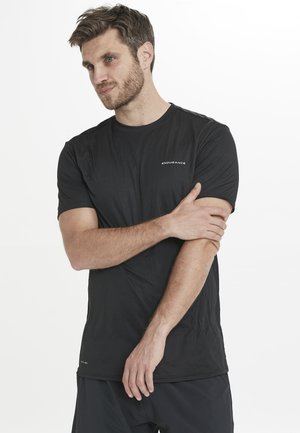 Schwarzes sportliches T-Shirt aus leichtem, atmungsaktivem Material. Besitzt einen Rundhalsausschnitt und ein kleines weißes "ENDURANCE"-Logo auf der Brust.
