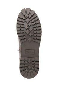 Zool van een bruine laars met een diep loopvlakpatroon, maat 42 aanduiding en het merknamen "TRAVELIN'" op het hielgebied.