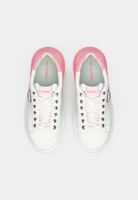 Λευκά αθλητικά παπούτσια με ροζ λαμπερές λεπτομέρειες στο γιακά, λεπτά ροζ κορδόνια και ασημένιες τρύπες για κορδόνια. Διαθέτουν λογότυπο στη γλώσσα.
