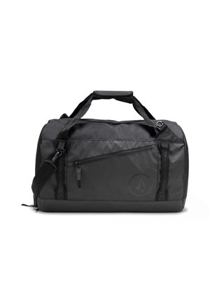 Sac de sport noir avec une surface texturée, une bandoulière réglable, des poignées doubles, une poche zip latérale et un logo sur un côté.