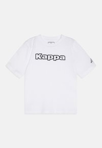 Bela bombažna majica s črnim logotipom "Kappa" čez prsi in majhnim črnim logotipom na levem rokavu. Kratki rokavi, krojena ovratnika.