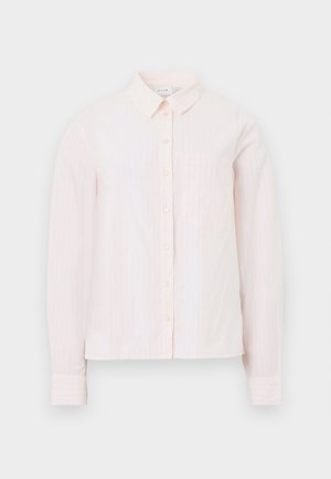 Ljusrosa skjorta med knäppning, krage, långa ärmar och en enda bröstficka. Har subtila vertikala ränder och en avslappnad passform.