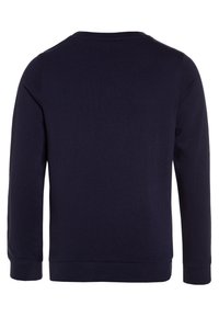Felpa a maniche lunghe blu navy, realizzata in tessuto misto cotone, con scollatura a girocollo e polsini e orlo a coste per una vestibilità aderente.