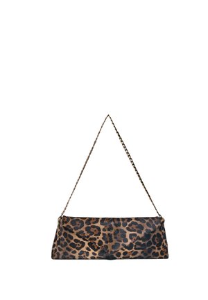 Sac à bandoulière rectangulaire imprimé léopard avec une fine chaîne en métal et une fermeture à rabat, présenté sur fond blanc.