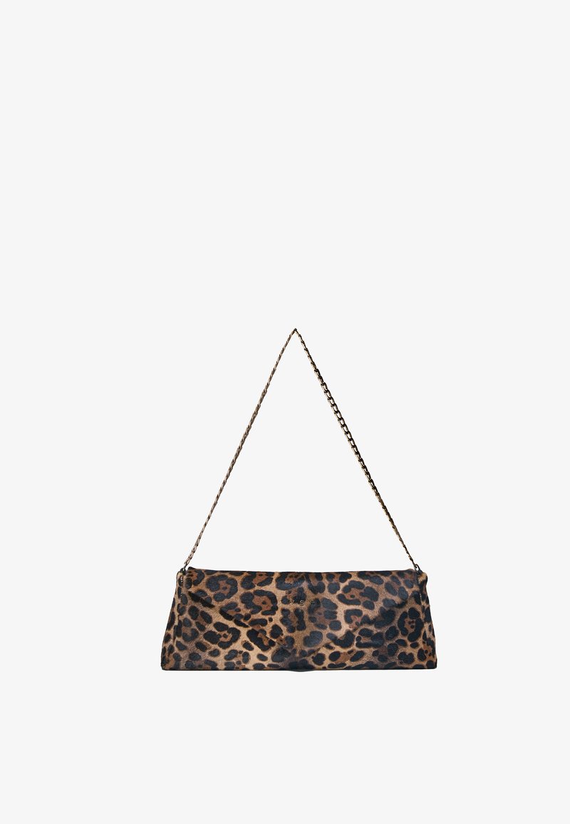 Sac à bandoulière rectangulaire imprimé léopard avec une fine chaîne en métal et une fermeture à rabat, présenté sur fond blanc.