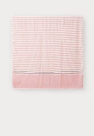 Vaaleanpunavalkoiset raidalliset taitellut huivi, jossa on yksivärinen vaaleanpunainen reunus ja hillitty "Tommy Hilfiger" -brändäys helman kohdalla.