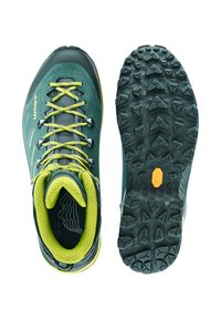 Scarpe da trekking verdi e grigie con lacci gialli, tomaia testurizzata, colletto imbottito e suola in gomma nera resistente dotata di tacchetti multidirezionali.