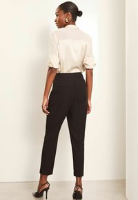 Lipsy POCKET DETAIL TAPERED - REGULAR FIT - Auduma bikses - black