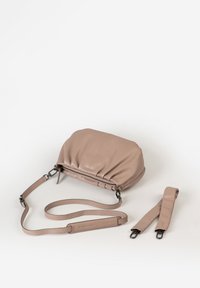 Lederhandtasche in sanftem Taupe mit gerafftem Design, abnehmbarem Trageriemen und Reißverschluss. Enthält einen zusätzlichen Riemen für mehr Vielseitigkeit.