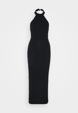 Črna obleka s halter ovratnikom, ki ima oprijet bodice in elegantno dolžino do tal. Narejena iz gladkega materiala z diskretnim sijajem.