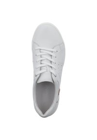 Sneaker bianco con tomaia in pelle liscia, punta rotonda, allacciatura tradizionale e piccoli dettagli perforati sui lati. Logo discreto vicino al tallone.