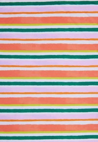 Tela multicolorida con rayas horizontales en naranja, verde, blanco, rosa y amarillo. Tejido texturizado con un patrón vibrante y juguetón.