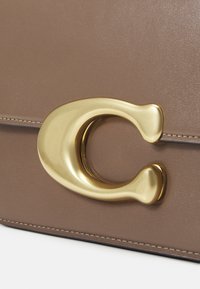 COACH IDOL BAG - Ručna torba - dark stone