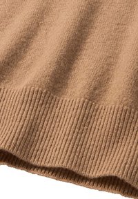 Brauner Strickpulloverstoff mit einem gerippten Saum, der eine weiche Textur und eine einheitliche Farbe aufweist. Die Nahaufnahme hebt die Detailgenauigkeit der Nähte hervor.