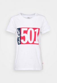 Bílý bavlněný tričko s velkým červeným a modrým grafickým potiskem "Levi's 501." Krátké rukávy, kulatý výstřih, rovný lem.