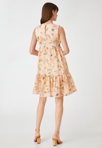 Koton ROUND NECK SLEEVELESS  FLORAL - Vapaa-ajan mekko - rose