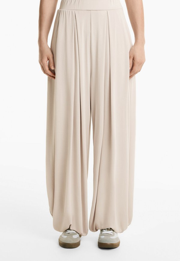 SOFT TOUCH FLOATY PUFFED - Stoffhose - sand