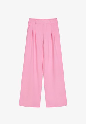 Spodnie o wysokim stanie i szerokich nogawkach w jednolitym pastelowym różu z szlufkami na pasek, plisami z przodu i kieszeniami po bokach.