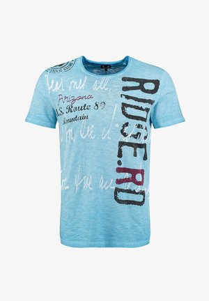 Camiseta de manga corta azul claro, con tipografía y patrones mixtos en negro, blanco y granate. Fabricada con un tejido suave y texturizado.