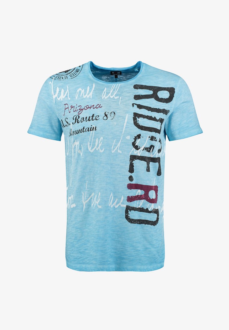 Camiseta de manga corta azul claro, con tipografía y patrones mixtos en negro, blanco y granate. Fabricada con un tejido suave y texturizado.