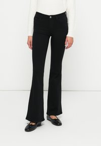 Zwarte flared jeans van stretchdenim, met een vijf-pocket ontwerp en een knoopsluiting. Gladde textuur, slim fit.