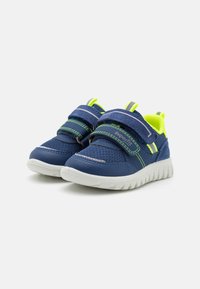Blå syntetiske joggesko med neongrønne detaljer. Har to borrelåslukkinger, pustende mesh-overdel og teksturert hvit gummisåle.